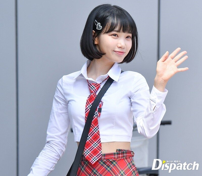 220428 LE SSERAFIM's Chaewon on the Way to "Knowing Brothers" filming by Dispatch documents 1