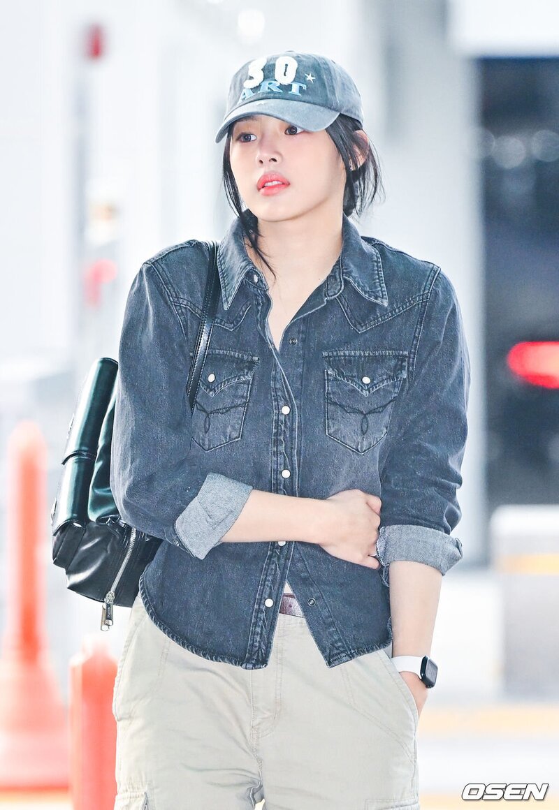 240304 New Jeans Minji at Incheon International Airport documents 5