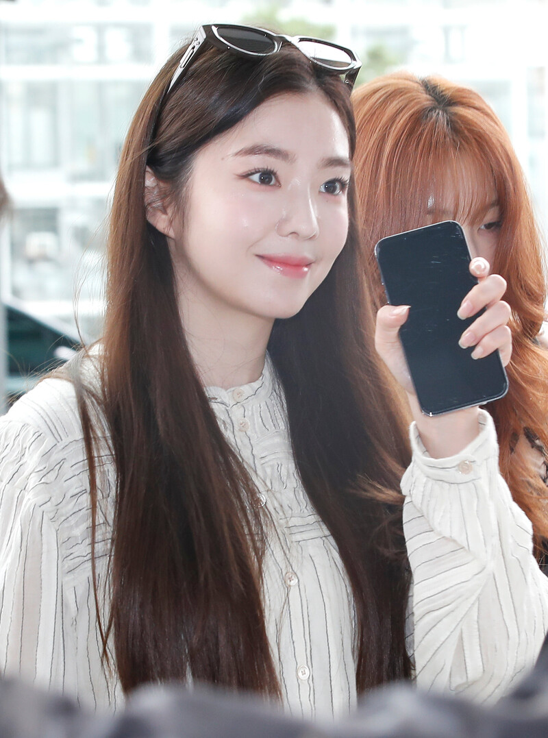 240712 Red Velvet Irene at Incheon International Airport documents 1