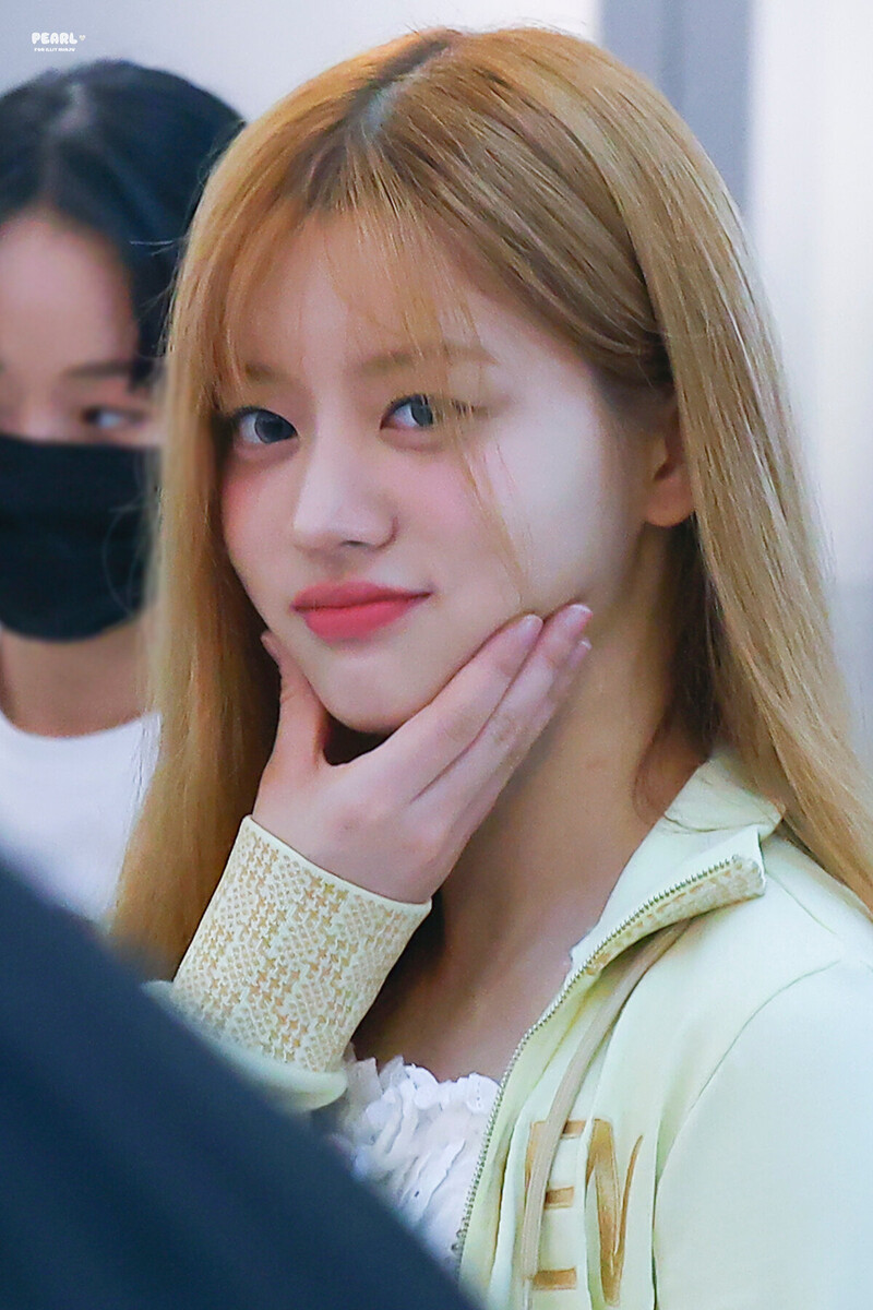 240718 ILLIT Minju at Incheon International Airport documents 7