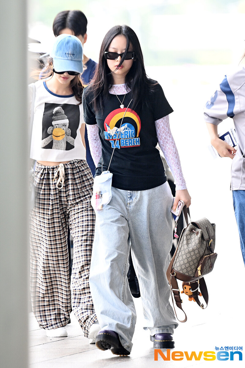 240809 New Jeans Hanni at Gimpo International Airport documents 6