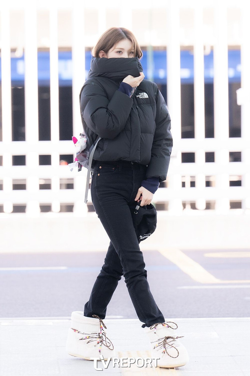 250102 Jeon Somi at Incheon Airport documents 9