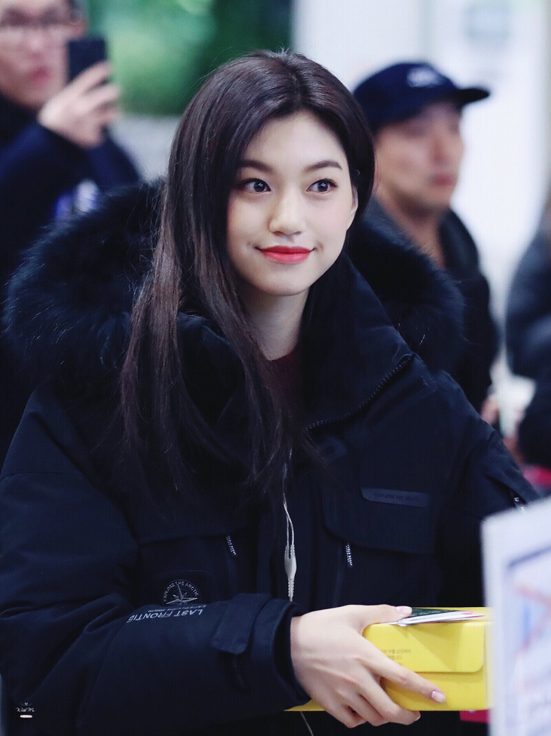 171208 Weki Meki Doyeon at Gimpo Airport documents 4