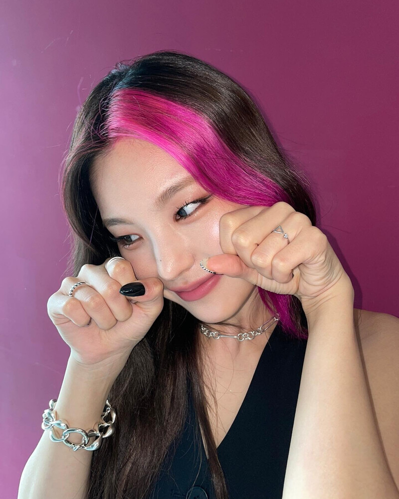 211009 ITZY Instagram Update - Yeji documents 2