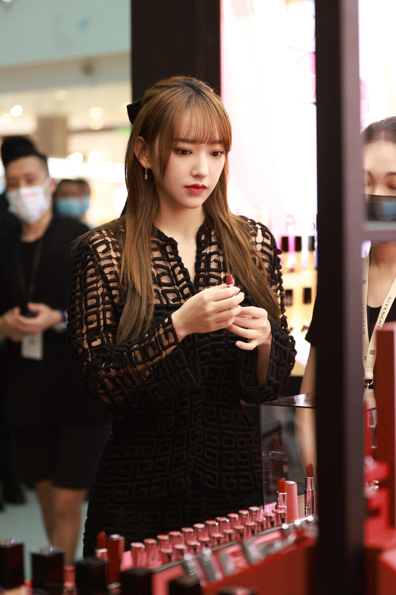 211010 Cheng Xiao Weibo Studio Update - Givenchy Brand Event documents 8