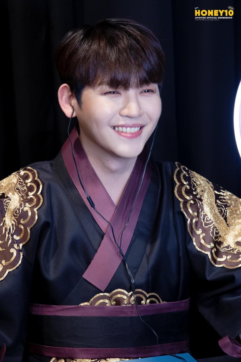 220502 - Weverse - ehind-the-scenes photo of the Konryongpo Yeongtong fan signing event documents 6