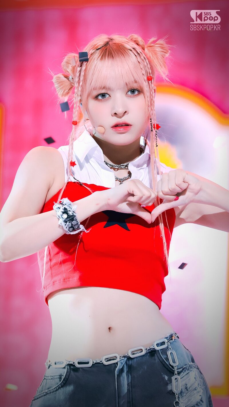 230326 NMIXX Lily - 'Love Me Like This' at Inkigayo documents 2