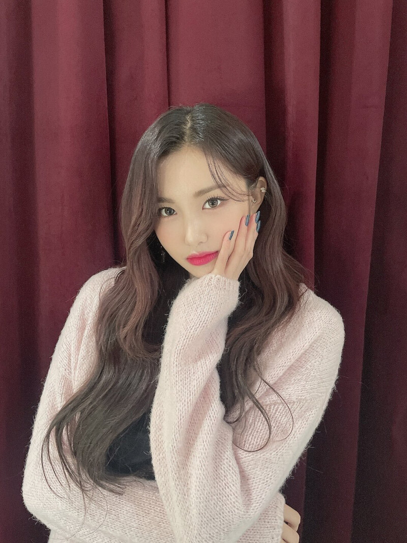 220220 EVERGLOW Twitter Update - Aisha | Kpopping