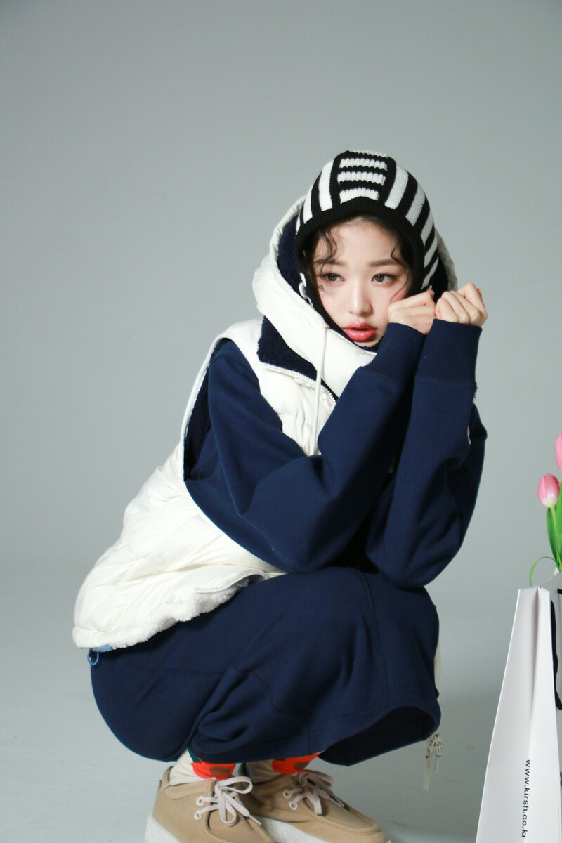 211027 Starship Naver Post - Wonyoung x KIRSH Behind documents 4