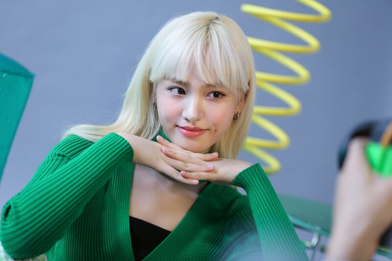220219 Starship Naver Post - IVE Liz - Olive Young Photoshoot Behind documents 6