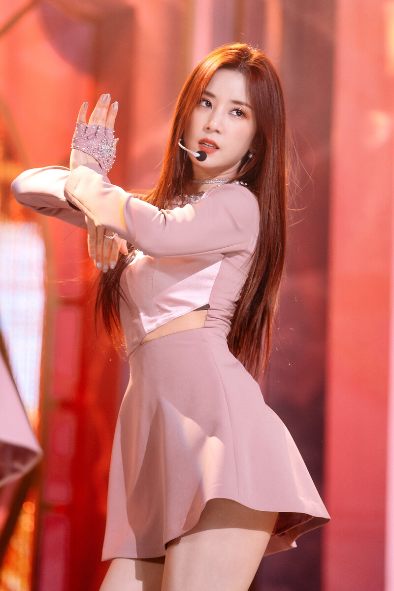 220220 Apink Chorong - 'Dilemma' at Inkigayo documents 8