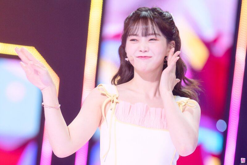 220410 OH MY GIRL Hyojung - 'Real Love' at Inkigayo documents 5