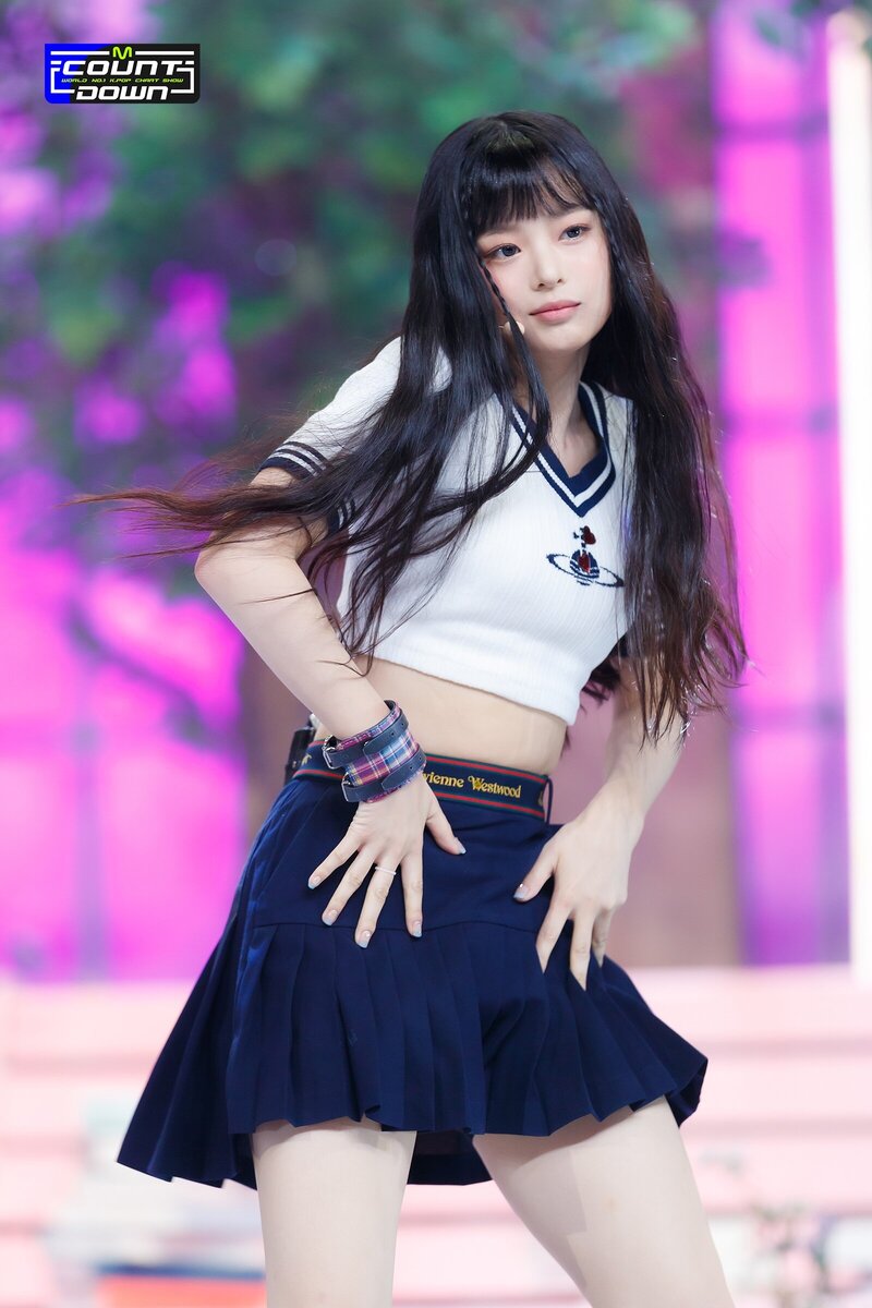 220804 NewJeans Hanni 'Hype Boy' at M Countdown documents 5