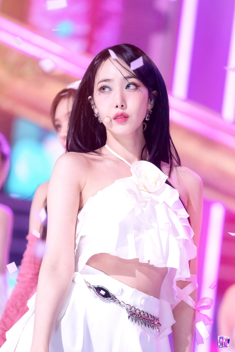 230205 VIVIZ Sinb - 'PULL UP' at Inkigayo documents 1