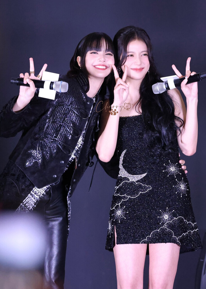 240809 Jisoo, Lisa - Pink Carpet Event for BLACKPINK 'BORN PINK World Tour in Cinema' documents 4