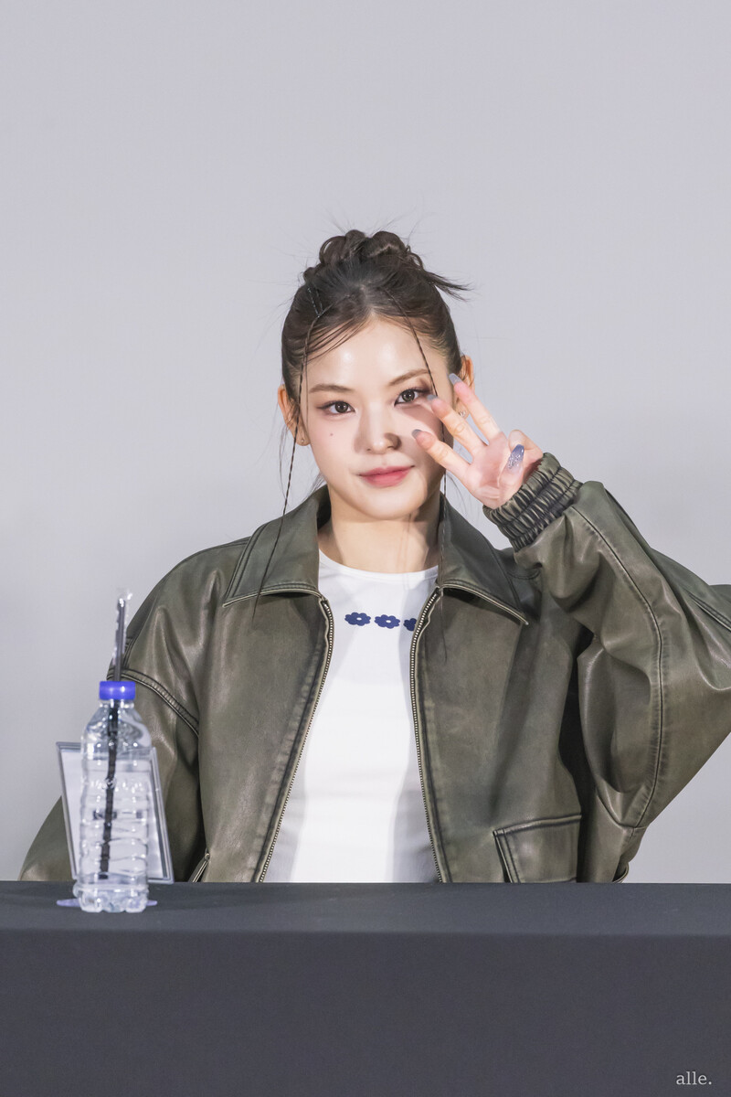 241228 izna Mai at Ktown4u Fansign documents 3