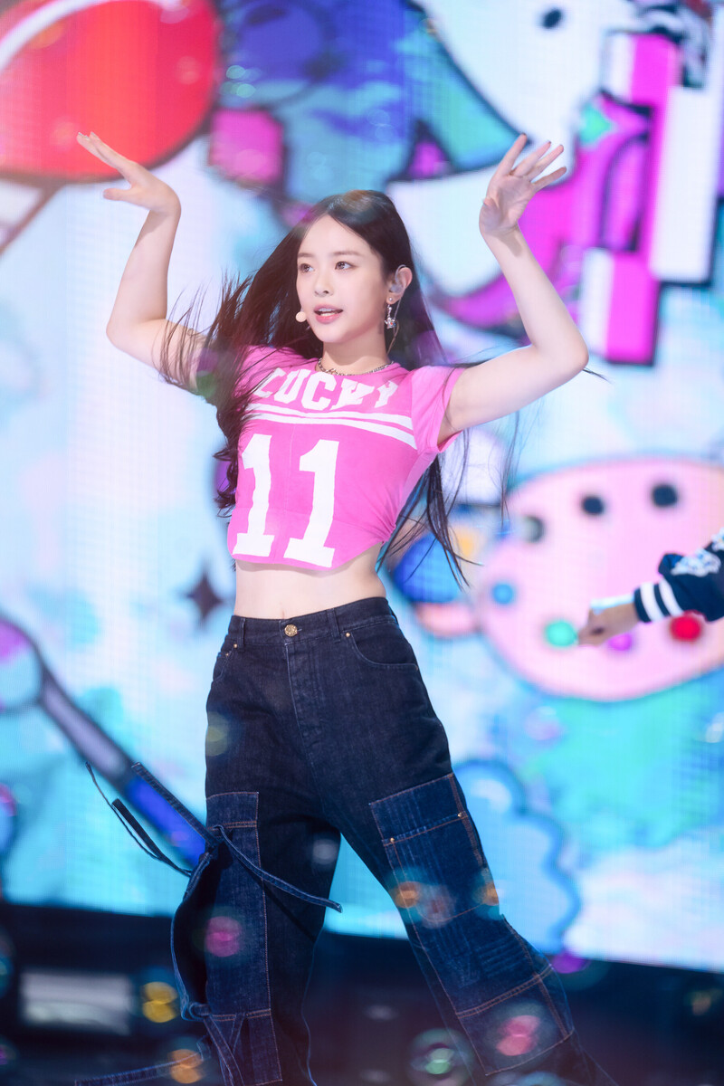 220807 NewJeans Hanni 'Attention' at Inkigayo documents 26