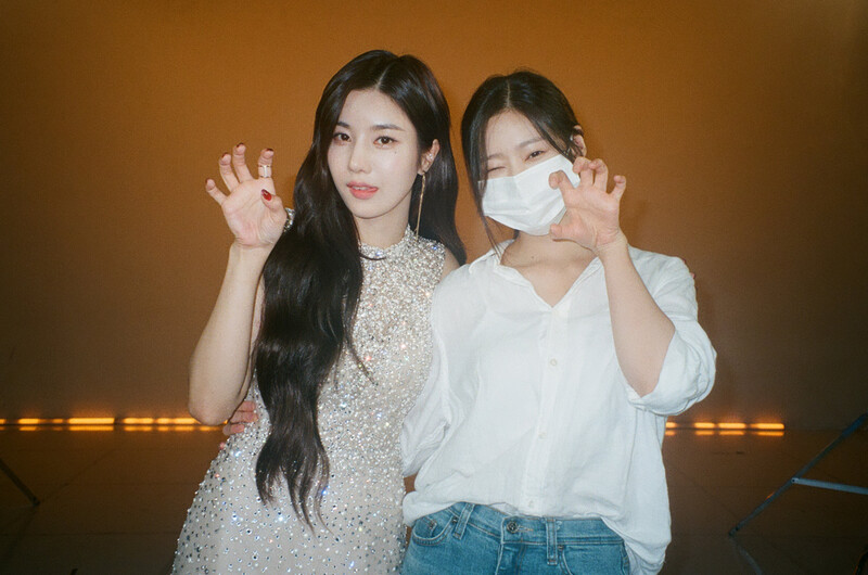 210831 M2MPD Twitter - August Film Camera Photos- Eunbi & Minju documents 1