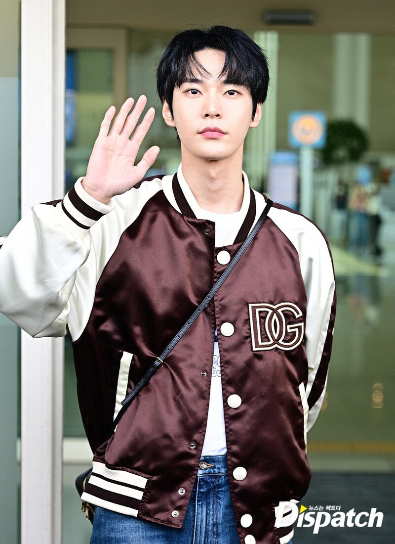 230614 NCT Doyoung at Incheon International Airport documents 5