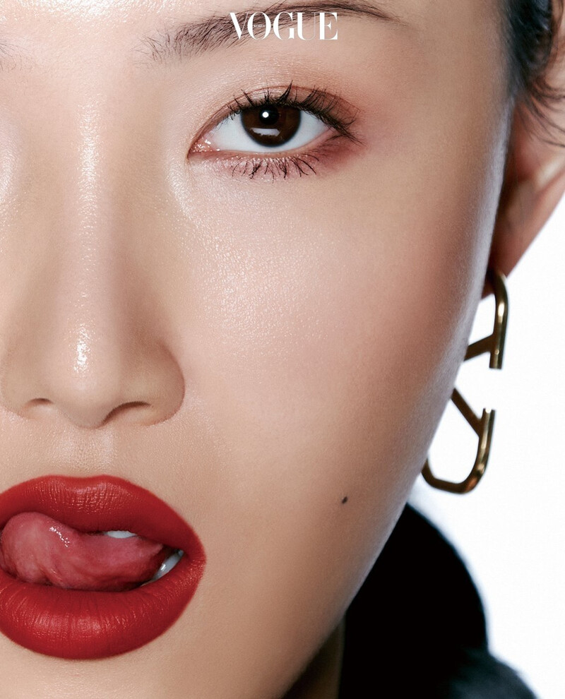 MAMAMOO HWASA for VOGUE Korea x VALENTINO Beauty June Issue 2022 documents 4