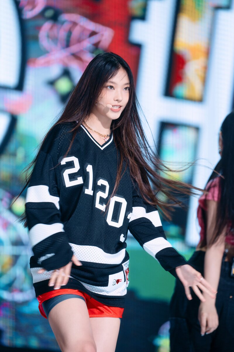 220807 NewJeans Haerin 'Attention' at Inkigayo documents 12