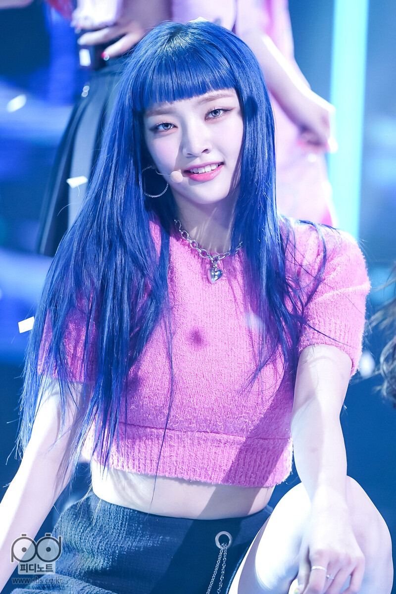 210808 Weeekly 'Holiday Party' + "Check It Out' at Inkigayo documents 16