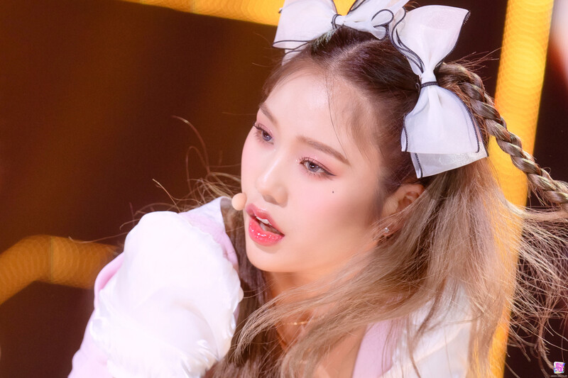 220410 OH MY GIRL Mimi - 'Real Love' at Inkigayo documents 5