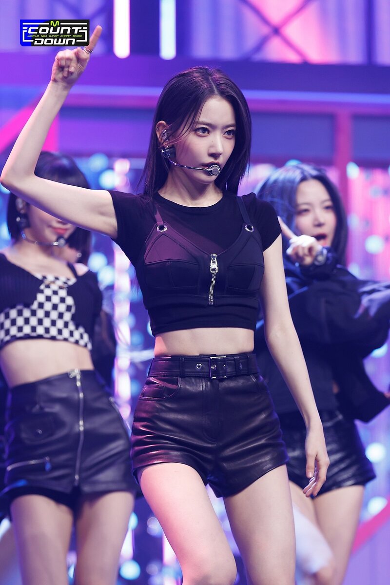 220505 LE SSERAFIM's Sakura - 'Fearless' and 'Bue Flame' at M Countdown documents 2