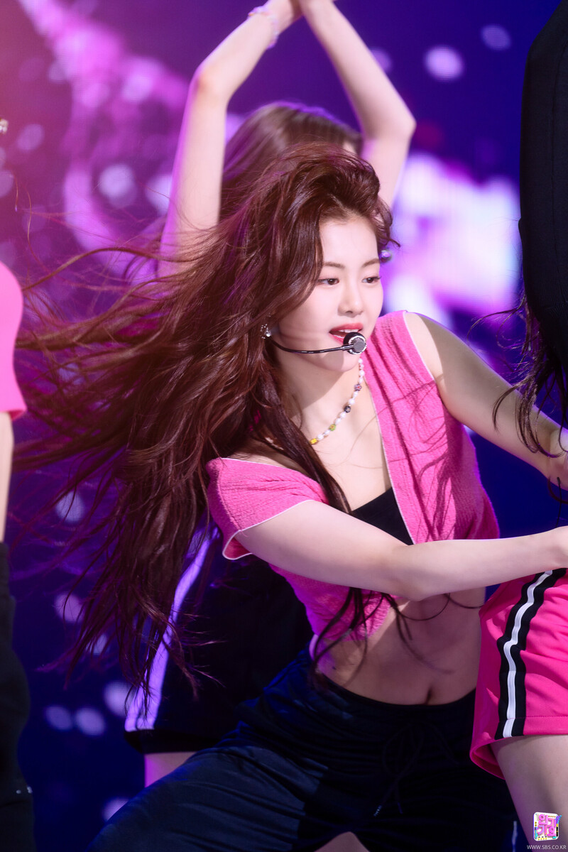 220515 LE SSERAFIM Garam - 'FEARLESS' at Inkigayo documents 8