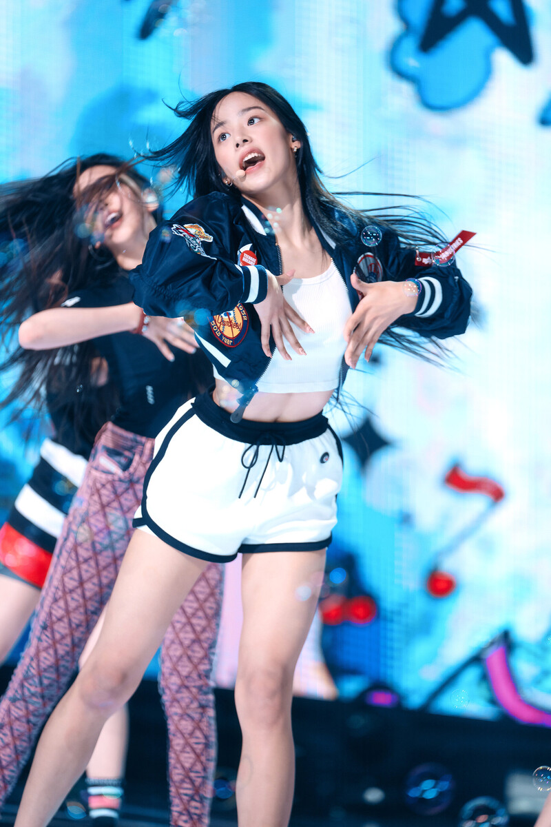 220807 NewJeans Minji 'Attention' at Inkigayo documents 17