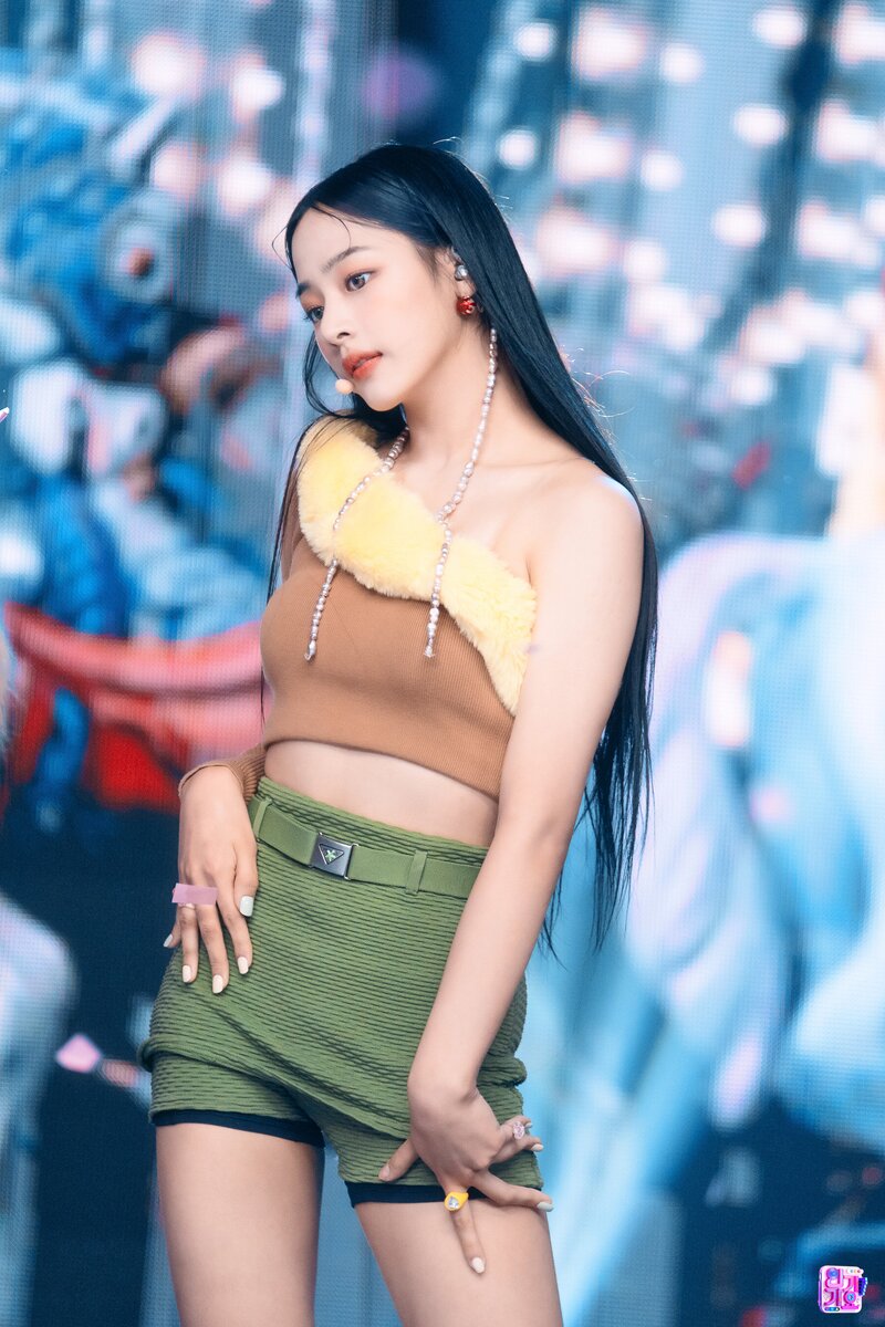 220821 NewJeans Minji - 'Attention' at Inkigayo documents 26