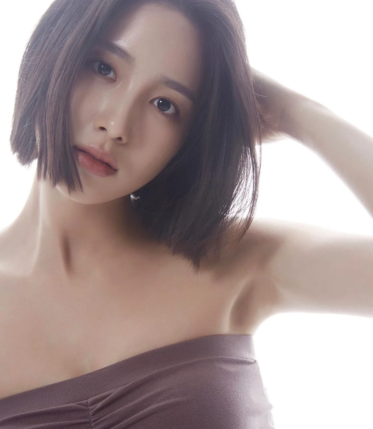 Yuna (ex-AOA) & Jisoo (ex-TAHITI) do collab body profile pics for