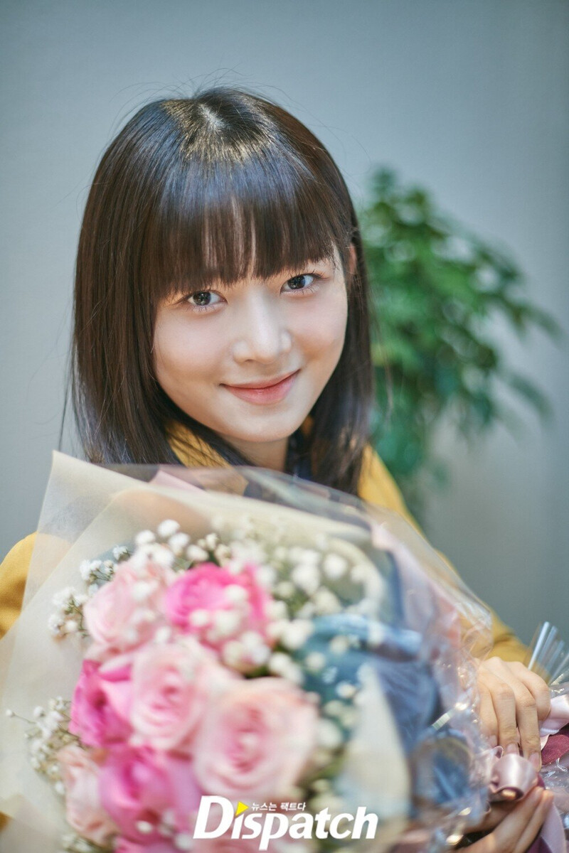 220214 IVE Rei - Graduation Photoshoot by Dispatch documents 5