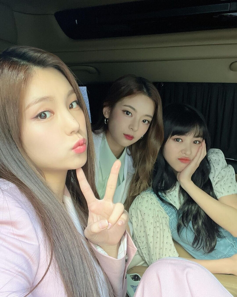 220520 ITZY Instagram Update - Yeji, Lia, and Ryujin documents 3