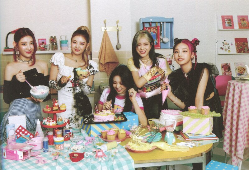 ITZY 'Crazy In Love' Album Scans documents 1