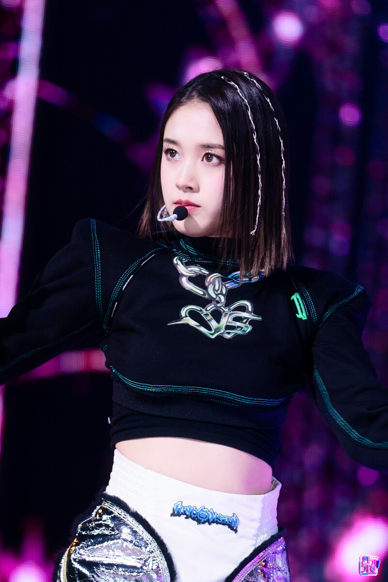 220306 STAYC J - 'RUN2U' at Inkigayo documents 3