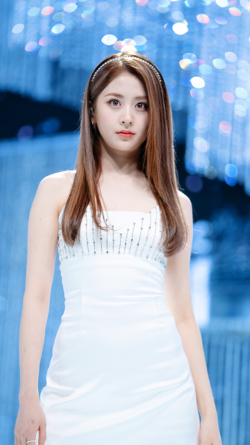 220508 LE SSERAFIM Huh Yunjin - 'FEARLESS' at Inkigayo documents 9