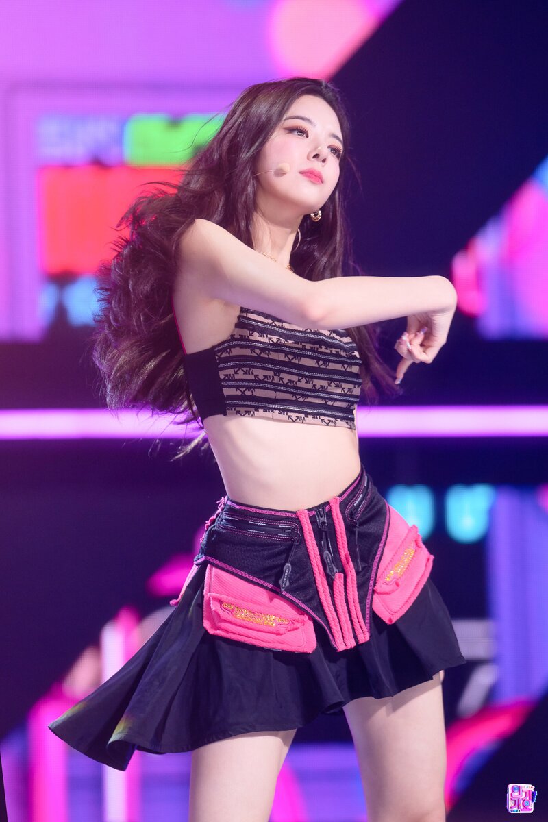 220724 ITZY Lia - 'SNEAKERS' at Inkigayo documents 4