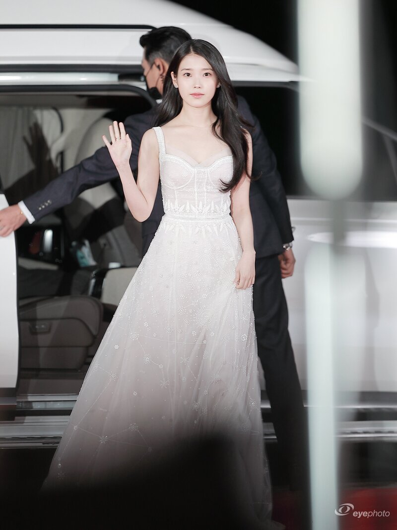 221125 IU at 43rd Blue Dragon Film Awards Red Carpet documents 16