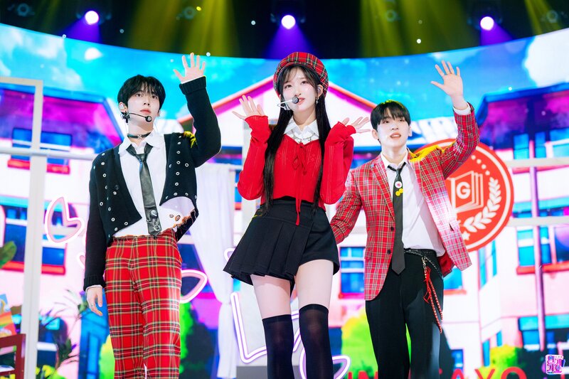 240428 MC Leeseo, Yu Jin, and Sung Hyun - 'Rum Pum Pum Pum' Special Stage at Inkigayo documents 3