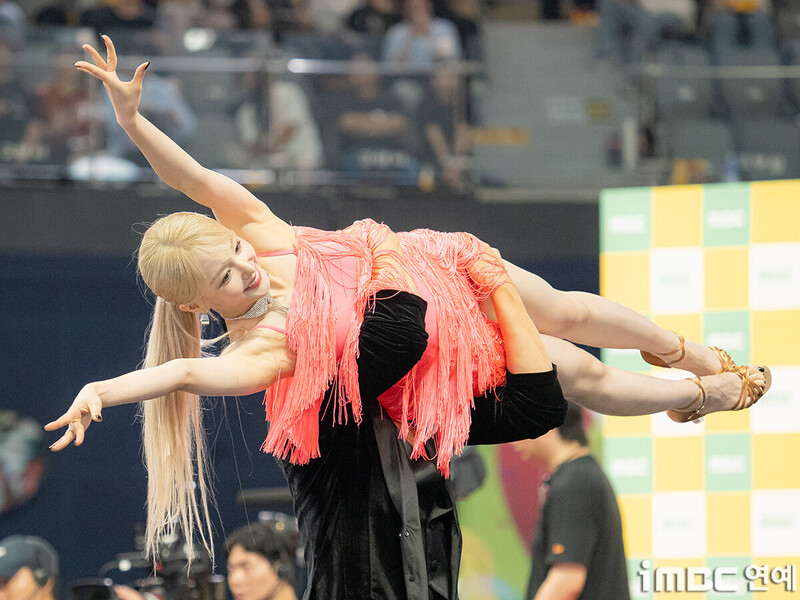 240918 WOOAH Nana - 2024 Idol Star Athletics Championships - ISAC Dance Sports behind documents 13