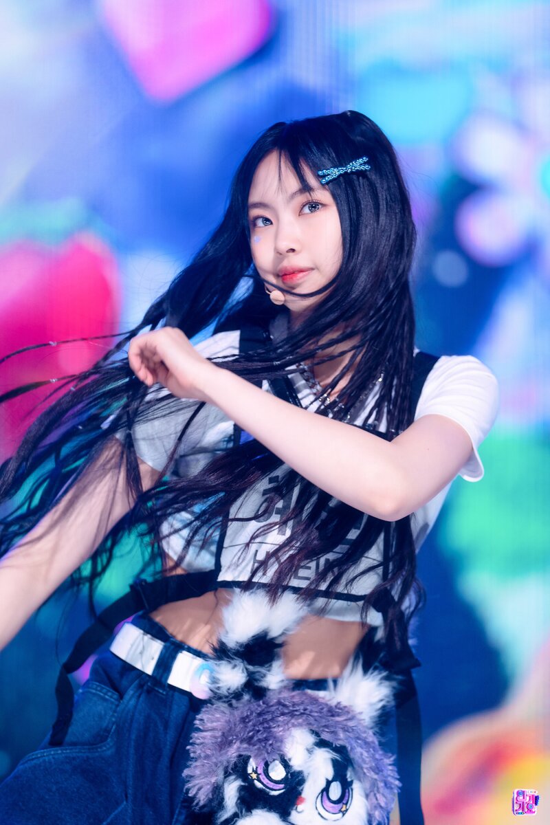 230129 NewJeans Hyein 'OMG' at Inkigayo documents 4