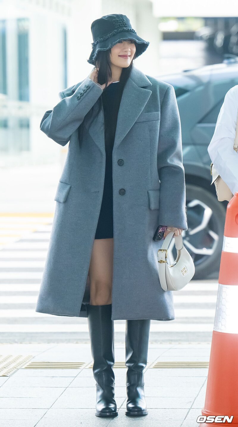 231028 (G)I-DLE Minnie at Incheon International Airport documents 5