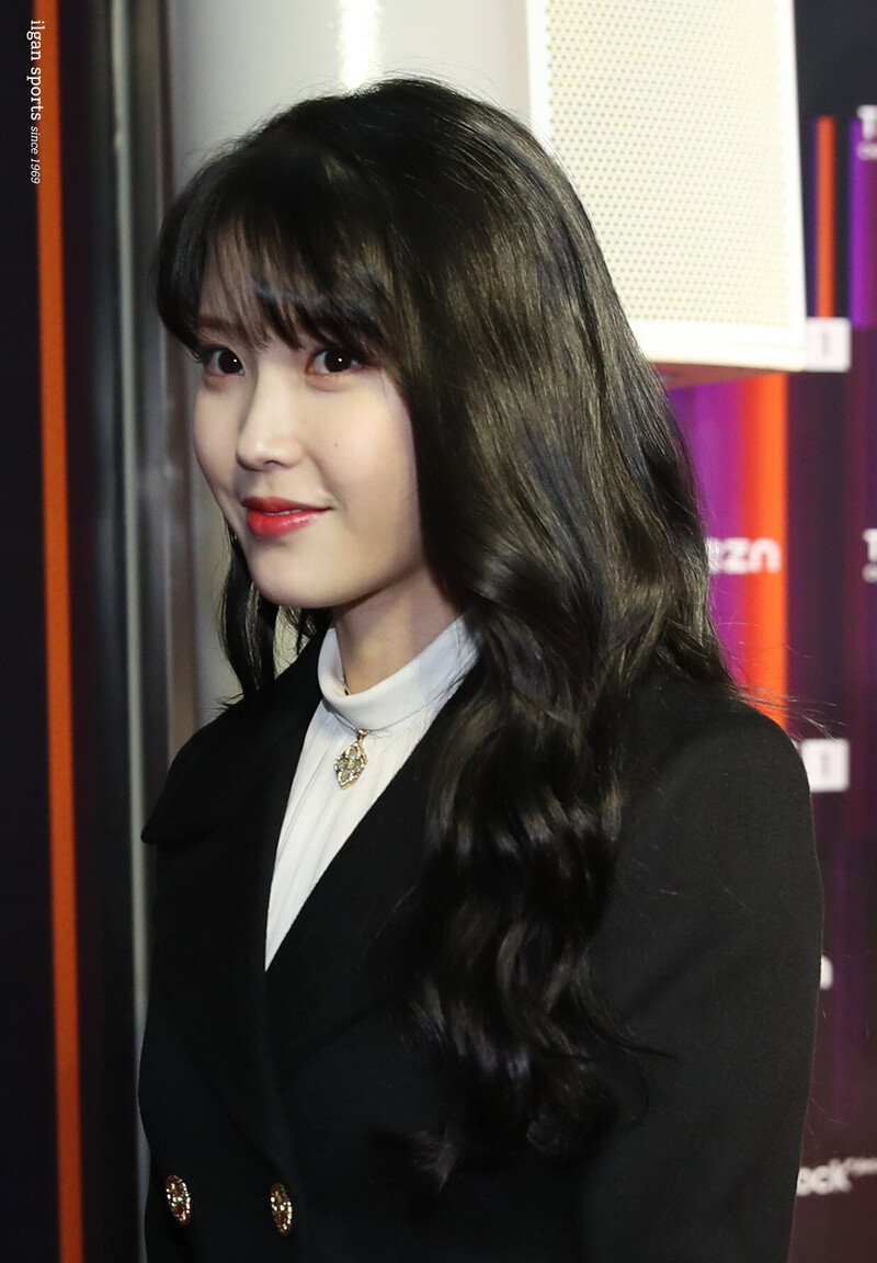 220108 IU at Golden Disc Awards documents 2