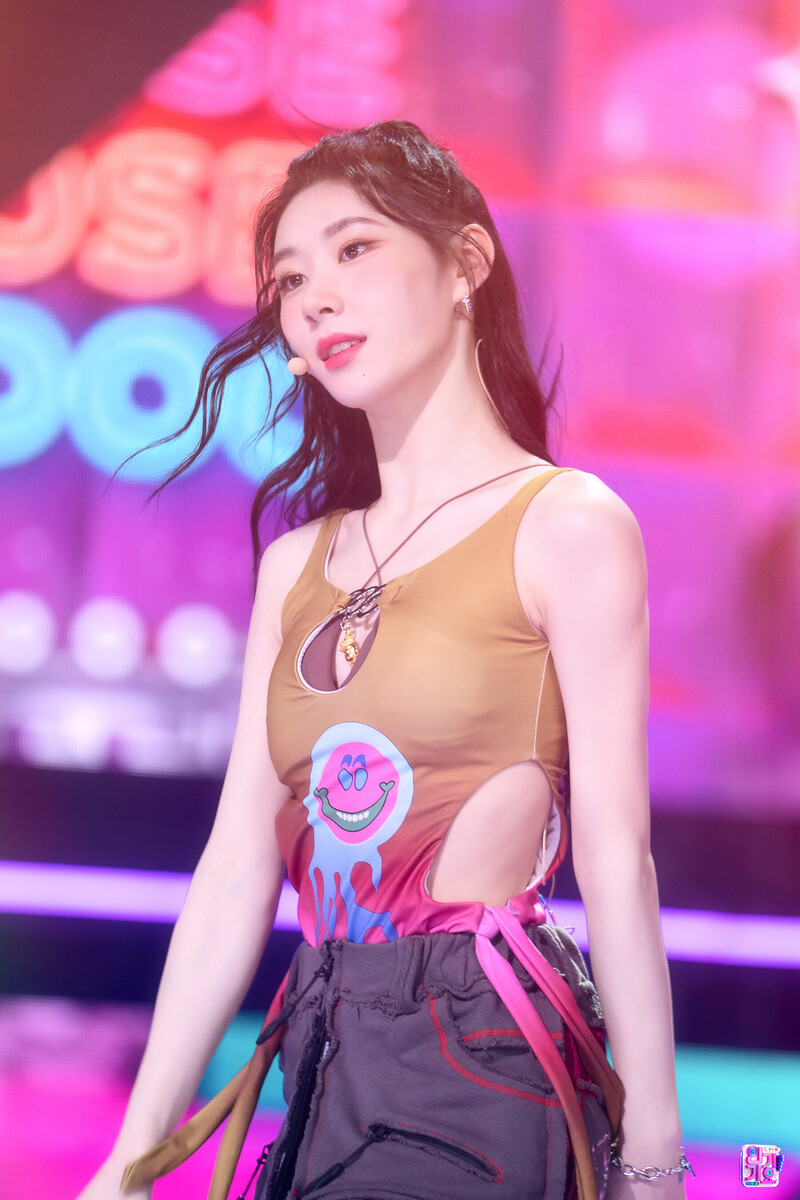 220724 ITZY Chaeryeong - 'SNEAKERS' at Inkigayo documents 12