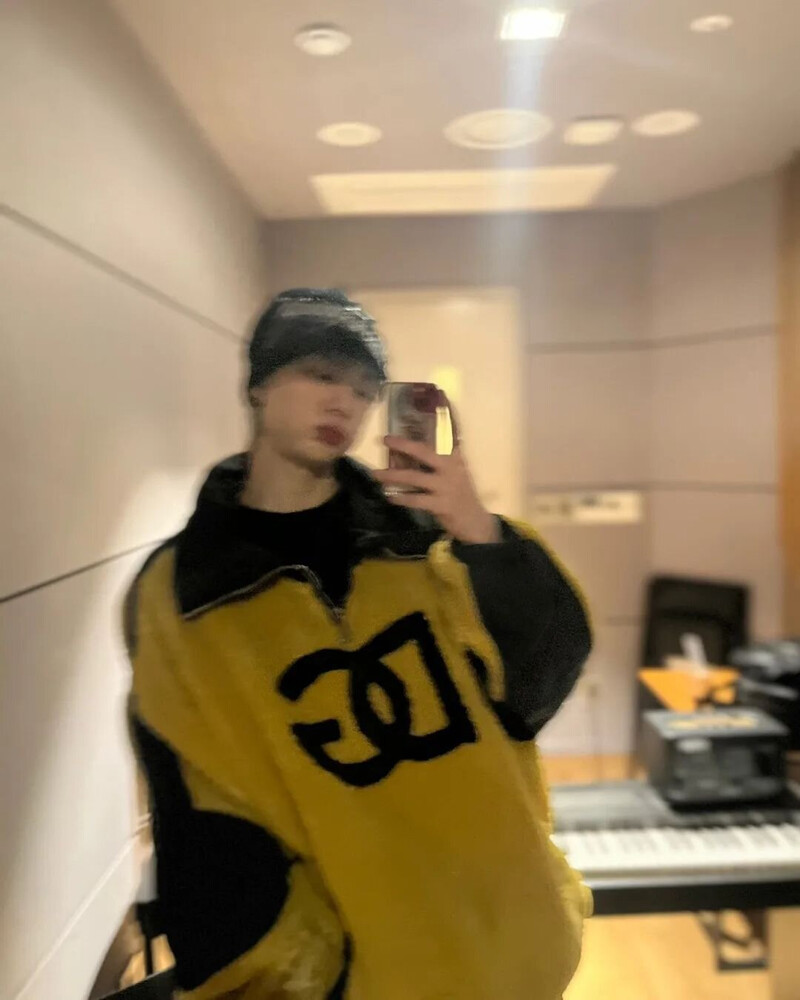 230106 STRAY KIDS Instagram Update - Hyunjin documents 8