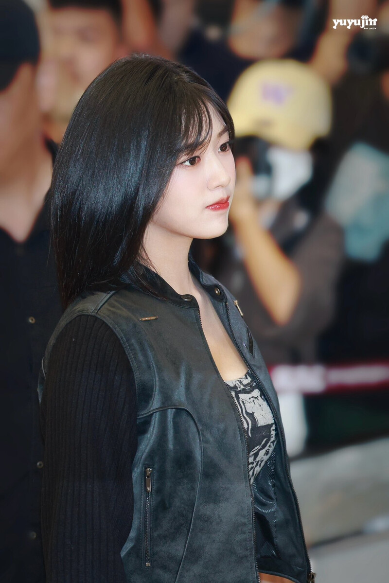 240921 IVE Yujin at Gimpo International Airport documents 1