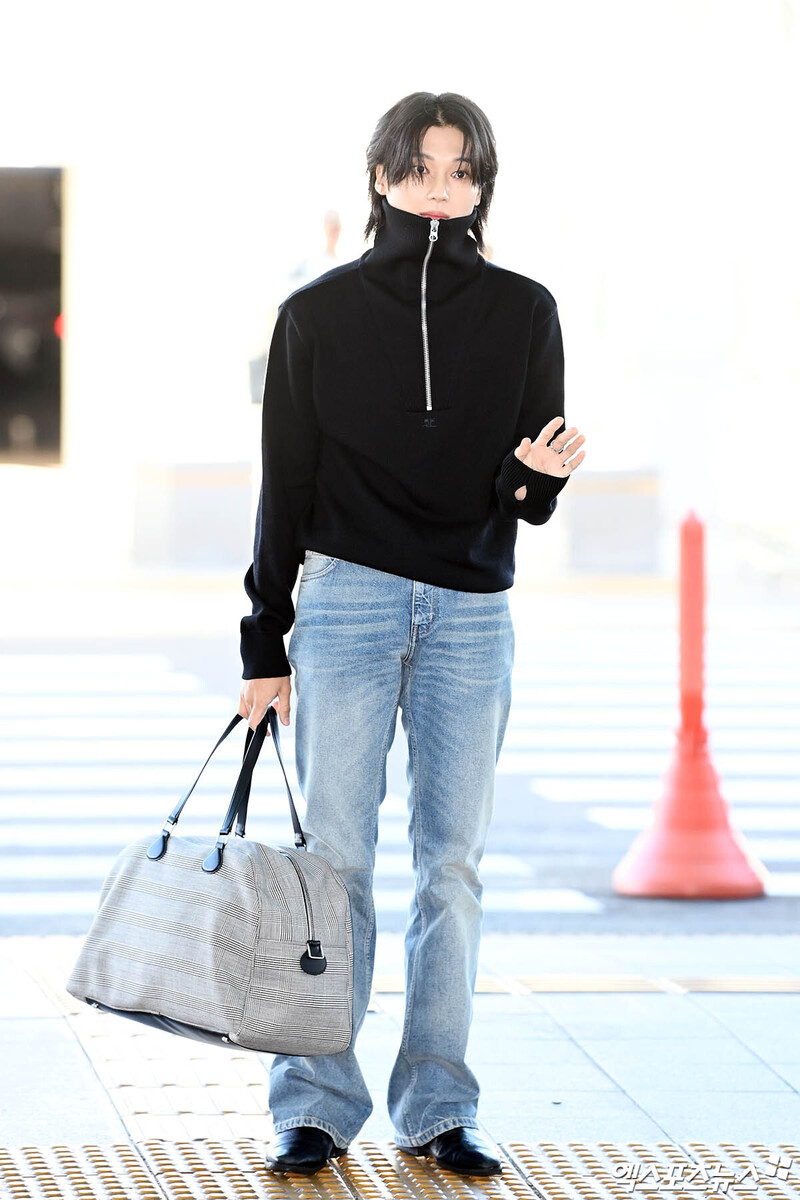 240924 ATEEZ Wooyoung at Incheon International Airport documents 8