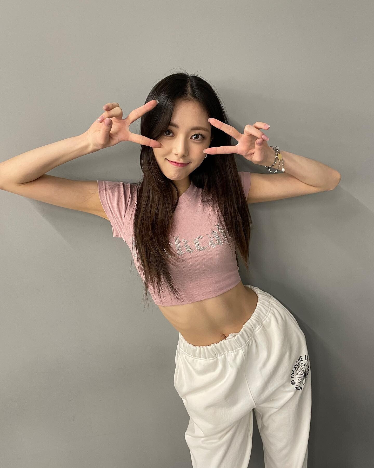 220410 ITZY SNS Update - Yuna | kpopping