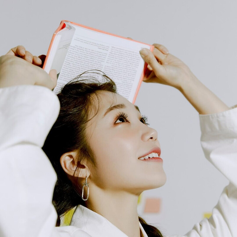 211124, 211202 Apink EUNJI 2022 Season's Greetings 'OH MY WISHLIST' behind documents 2